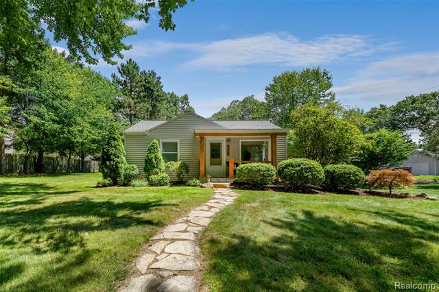 front view picture of 4379 Cedar Ave, West Bloomfield, MI. 48323