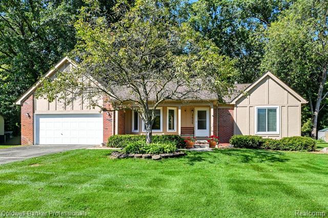 front view picture of 3525 Oak Meadows Ct, Commerce Township, MI. 48382