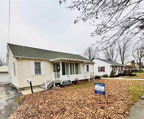 front view picture of 2101 Woodside Avenue, Essexville, MI. 48732