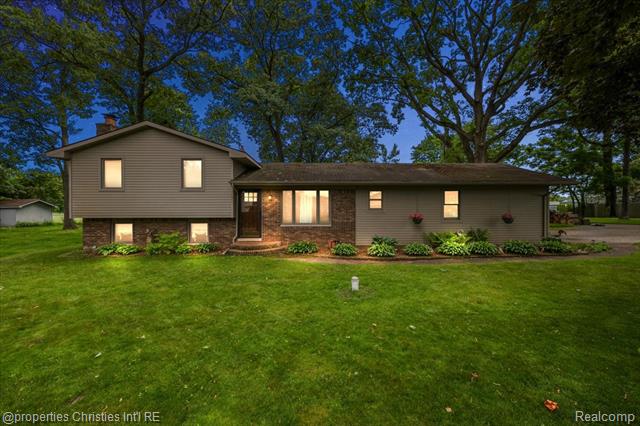 front view picture of 7871 Sunset Ln, West Bloomfield, MI. 48323