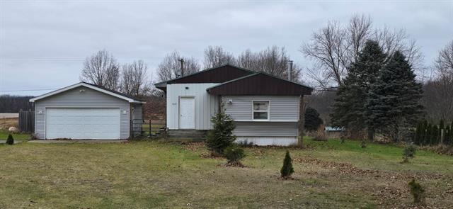 front view picture of 3885 N Gibbs Road, Albion, MI. 49224