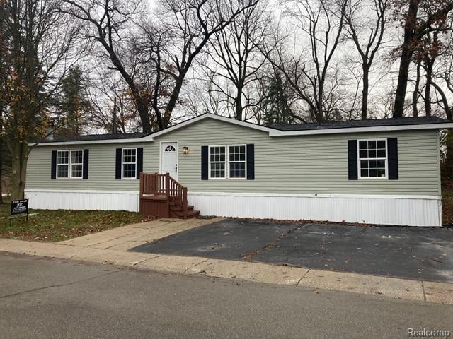 front view picture of 451 Chinkapin Rill, Oxford, MI. 48371