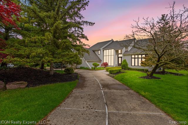 front view picture of 5215 Deer Run Cir, West Bloomfield, MI. 48323