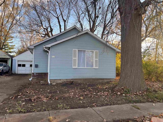 front view picture of 747 Neubert Avenue, Flint, MI. 48507