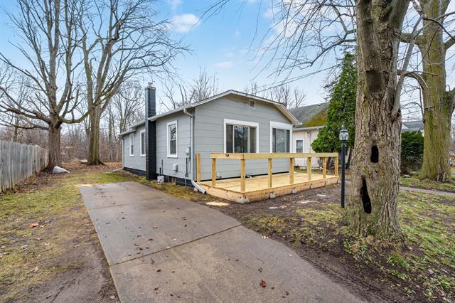front view picture of 202 Roseneath Avenue, Battle Creek, MI. 49037