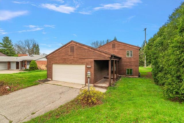 front view picture of 1833 Lake Michigan Drive Nw, Grand Rapids, MI. 49504