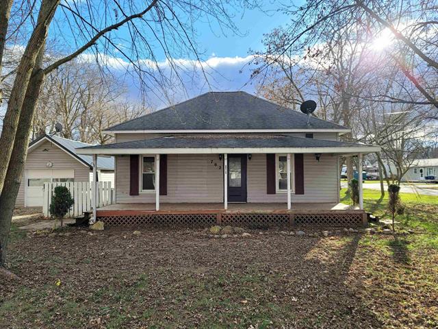 front view picture of 702 E Chestnut Street, Breckenridge, MI. 48615