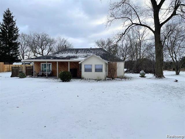front view picture of 4098 E Carpenter Road, Flint, MI. 48506