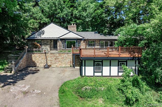 front view picture of 25900 W 14 Mile Rd, Bloomfield Hills, MI. 48301