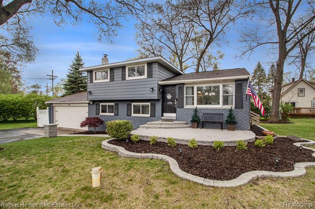 front view picture of 7170 Crestmore St, West Bloomfield, MI. 48323