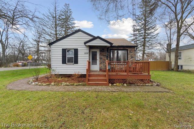front view picture of 2237 Howe Road, Burton, MI. 48519
