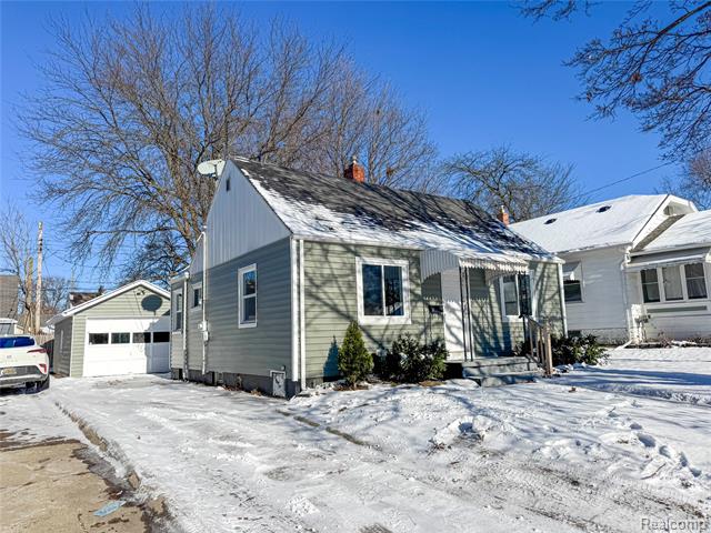 front view picture of 621 Lochhead Avenue, Flint, MI. 48507