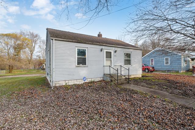 front view picture of 208 Fox Avenue, Battle Creek, MI. 49037