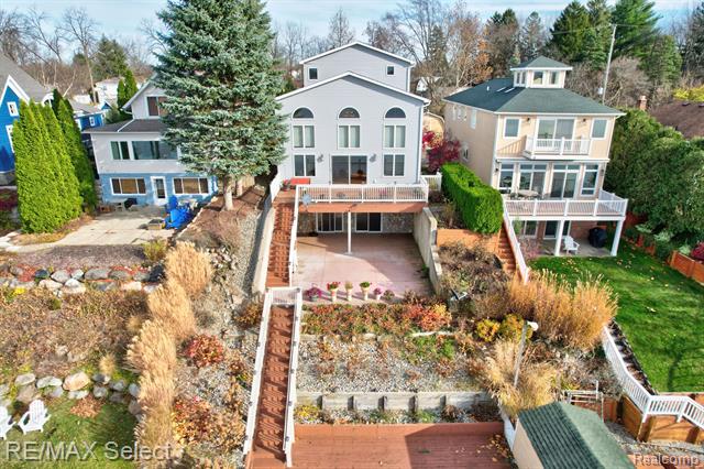 front view picture of 12160 Mantawauka Drive, Fenton, MI. 48430