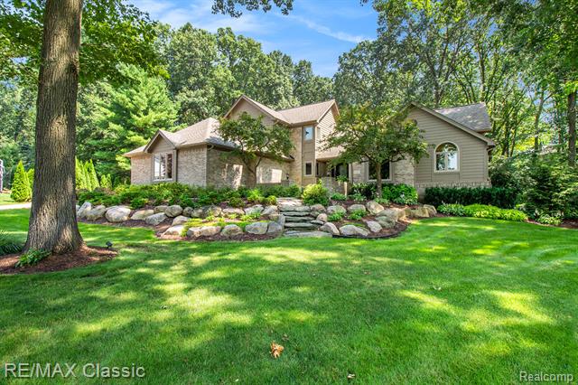 front view picture of 1105 Winding Way, Milford, MI. 48381