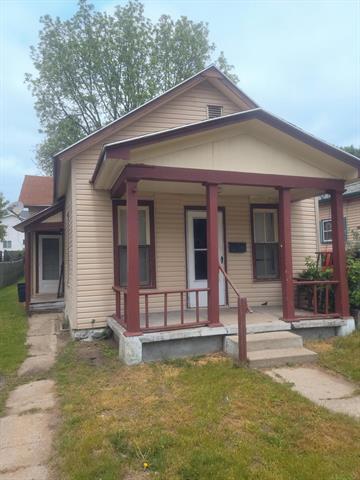 front view picture of 427 Highland Se Street Se, Grand Rapids, MI. 49507
