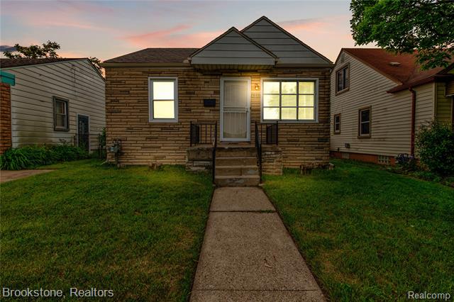 front view picture of 18410 Fenelon Street, Detroit, MI. 48234