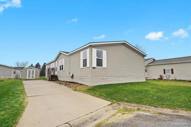 front view picture of 11104 Indianwood, South Lyon, MI. 48178
