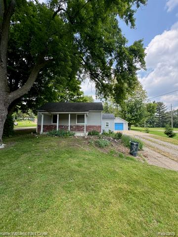 front view picture of 525 E Saint Clair Street, Almont, MI. 48003