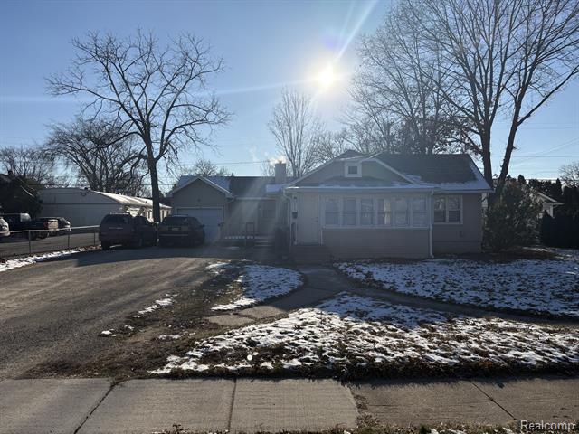 front view picture of 815 E Clinton Street, Howell, MI. 48843