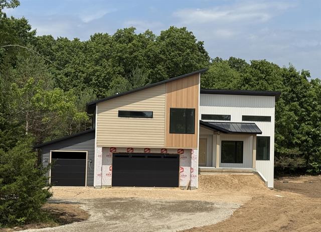 front view picture of 2439 Emery Drive Se, Lowell, MI. 49331