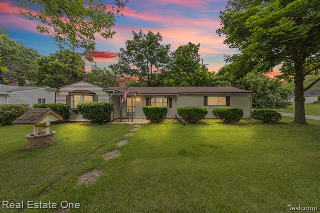 front view picture of 7241 Richardson Rd, West Bloomfield, MI. 48323