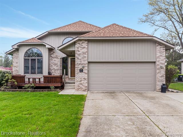 front view picture of 4121 Crystal St, West Bloomfield, MI. 48323