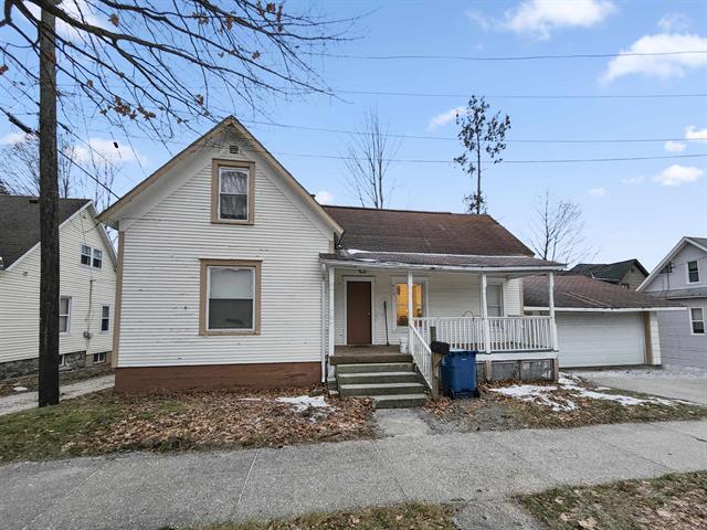 front view picture of 415 N Shelby Street, Cadillac, MI. 49601