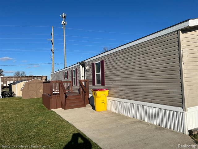 front view picture of 7113 Mapleview Circle E, Brown City, MI. 48416