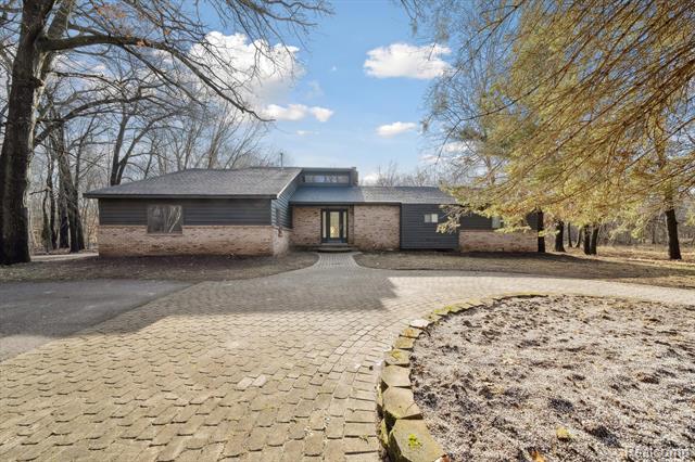 front view picture of 8270 Mcclements Road, Brighton, MI. 48114