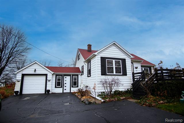 front view picture of 2415 Midland Road, Bay City, MI. 48706
