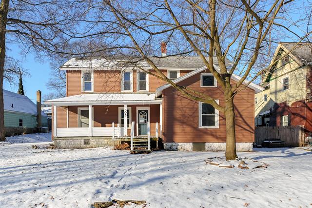 front view picture of 305 Orchard Street, Dowagiac, MI. 49047