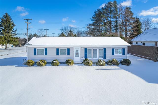 front view picture of 6109 4Th Street, Mayville, MI. 48744