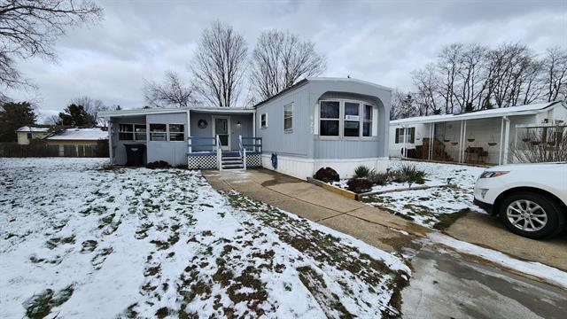 front view picture of 423 N Amber Drive Se, Grand Rapids, MI. 49548