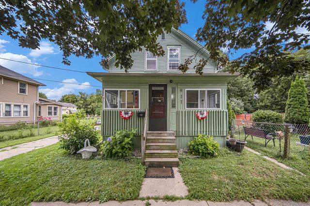 front view picture of 911 N Blackstone Street, Jackson, MI. 49202
