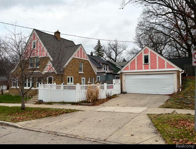 front view picture of 1002 Benjamin Avenue Se, Grand Rapids, MI. 49506