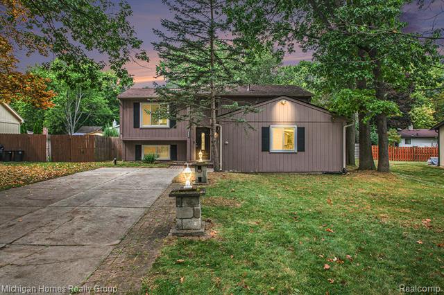 front view picture of 3630 Fieldview Ave, West Bloomfield, MI. 48324