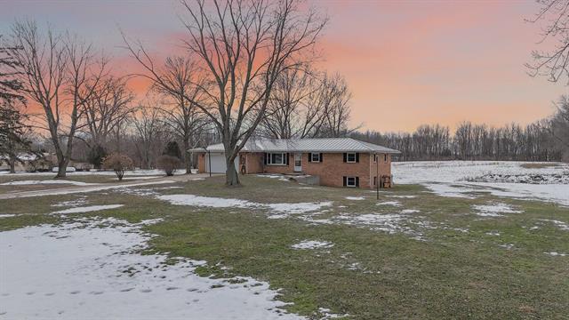 front view picture of 30875 Topash Street, Dowagiac, MI. 49047