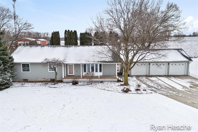 front view picture of 8275 Grand River Avenue, Saranac, MI. 48881