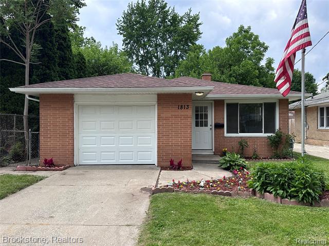 front view picture of 1813 Oxford Street, Saginaw, MI. 48602