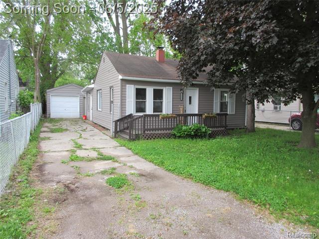 front view picture of 2220 E Bergin Avenue, Burton, MI. 48529