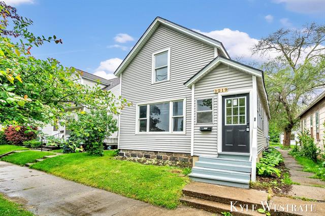 front view picture of 1219 Nw Quarry, Grand Rapids, MI. 49504