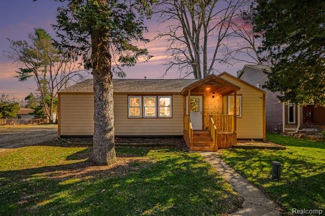 front view picture of 211 Cardinal St, Commerce Township, MI. 48382