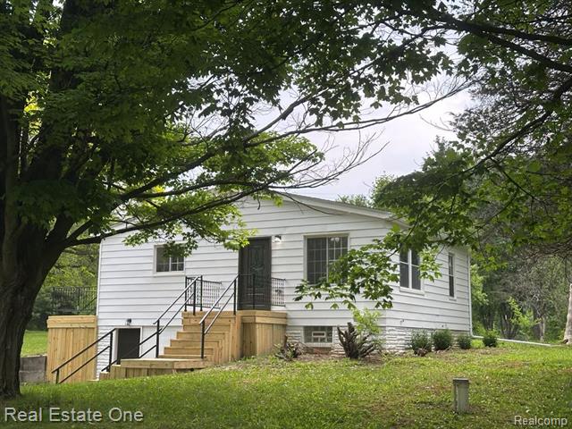 front view picture of 4858 Genesee Road, Lapeer, MI. 48446
