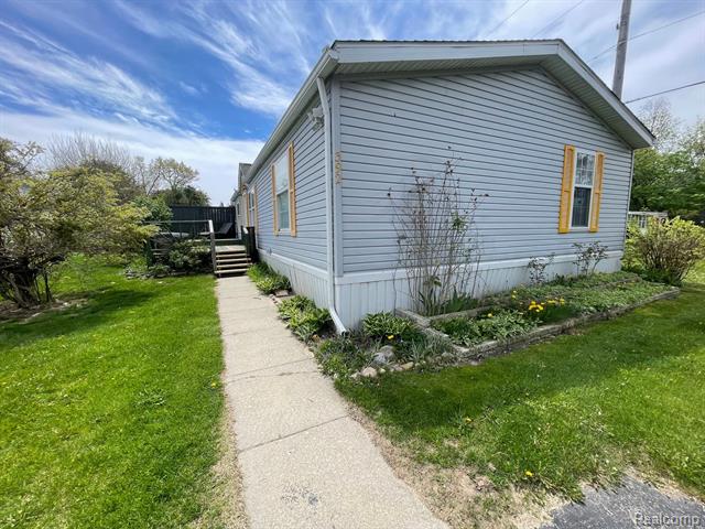 front view picture of 392 Hunters Rill, Oxford, MI. 48371