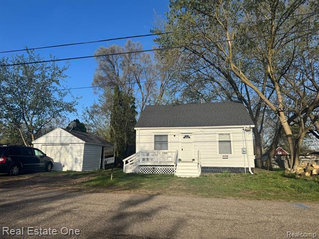 front view picture of 413 N Catherine Street, Lansing, MI. 48917