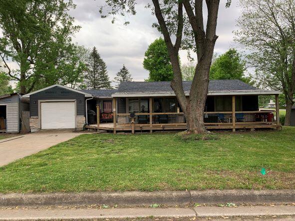 front view picture of 424 E York Street, Cassopolis, MI. 49031