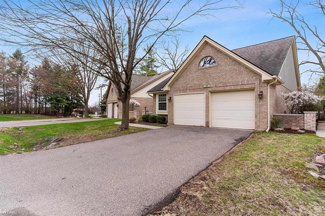 front view picture of 942 Whisperwood Drive, Fenton, MI. 48430