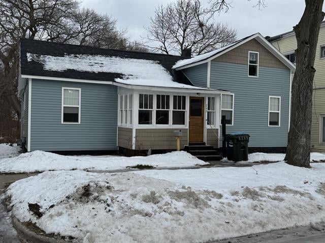 front view picture of 742 W Grand Avenue, Muskegon, MI. 49441