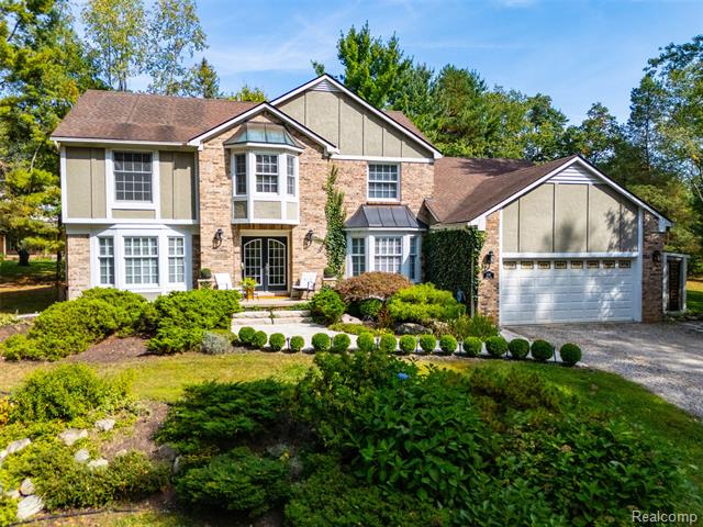 front view picture of 523 Uphill Rd, Milford, MI. 48381